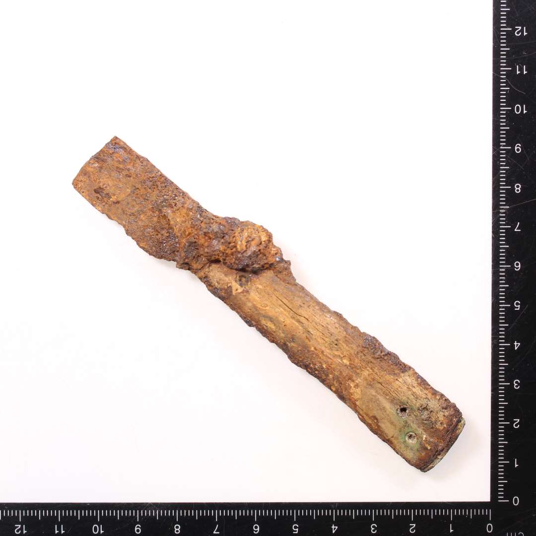 Knivskaft af ben med rest af knivbladet. Længde:11,5 cm.
