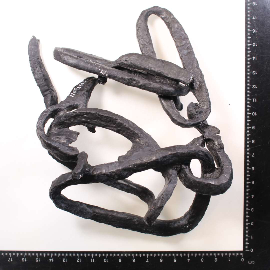 To klumper med kædeled. Mål: 13 og 14 cm. samt tilhørende løsdele