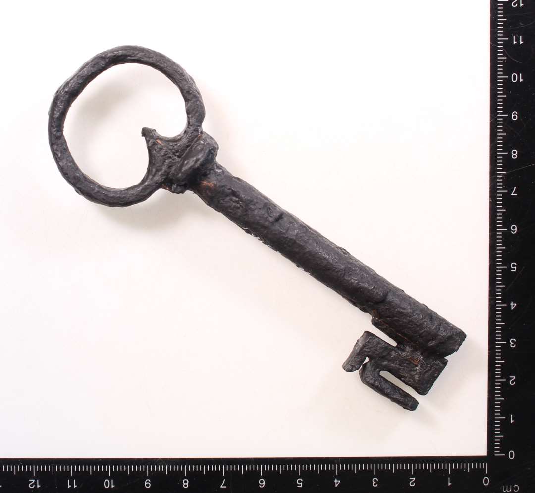 Hel bevaret jernnøgle. Længde: 12,5 cm.