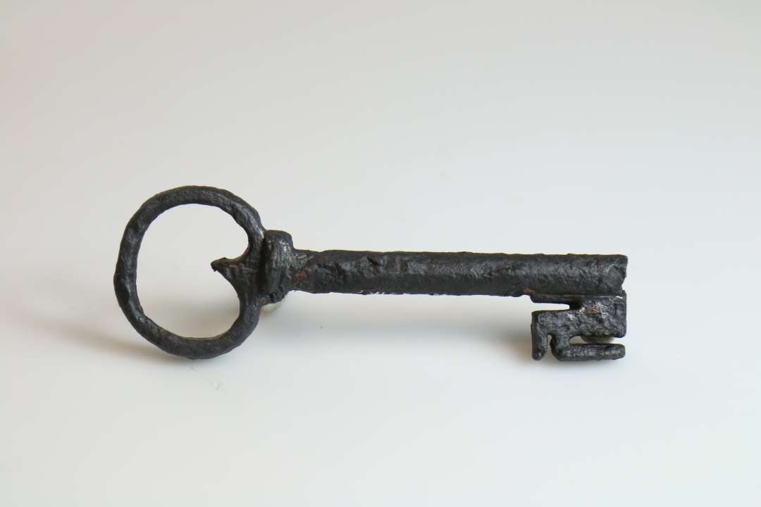 Hel bevaret jernnøgle. Længde: 12,5 cm.