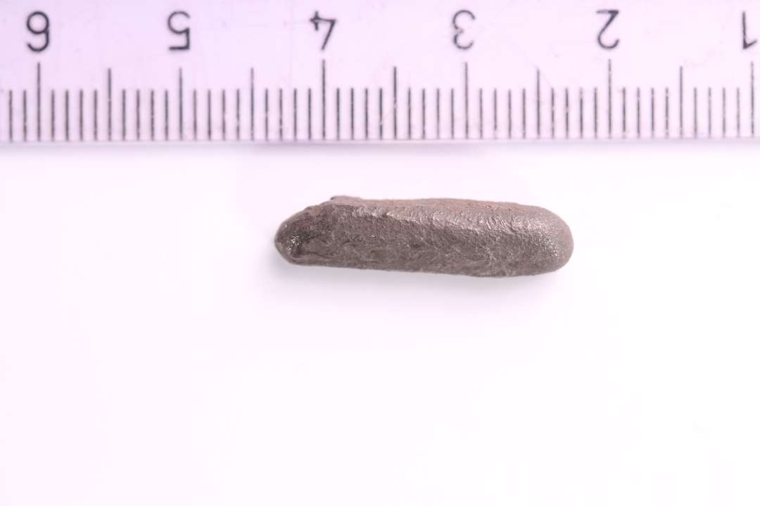 Lille sølvbarre. Længde: 1,9 cm.