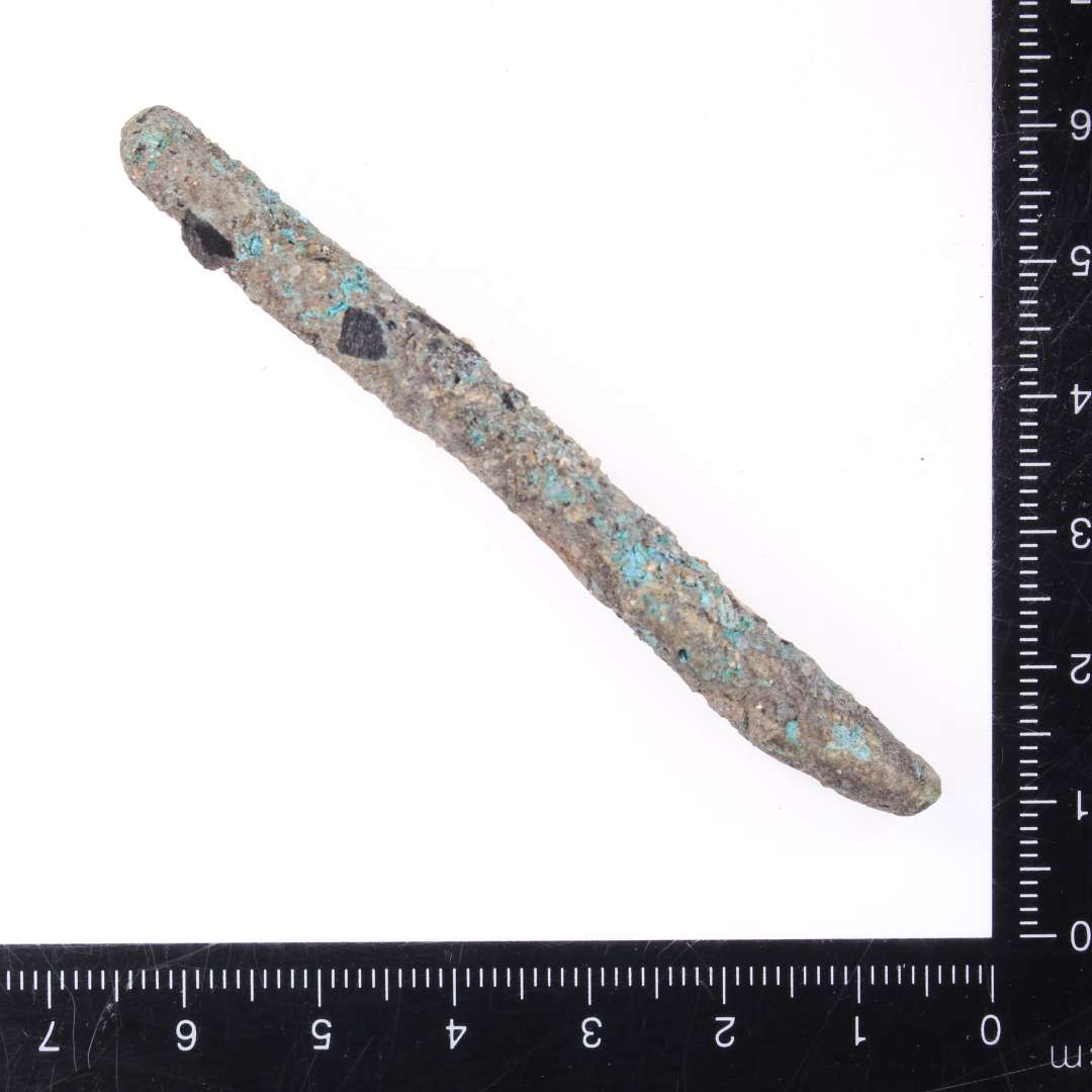 Stangformet fragment af kobberlegering. Længde: 7,6 cm.