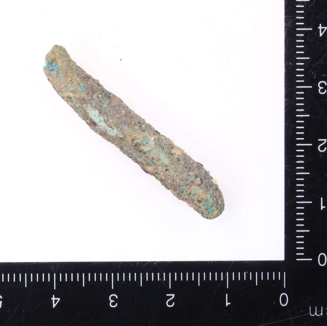 Stangformet fragment af kobberlegering. Længde: 4 cm.