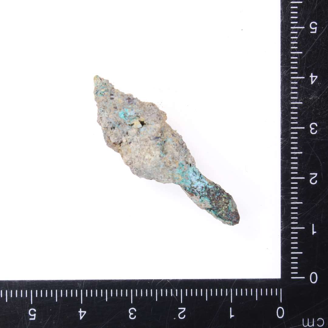 Fragment af aflang genstand af kobberlegering. Længde: 4 cm.