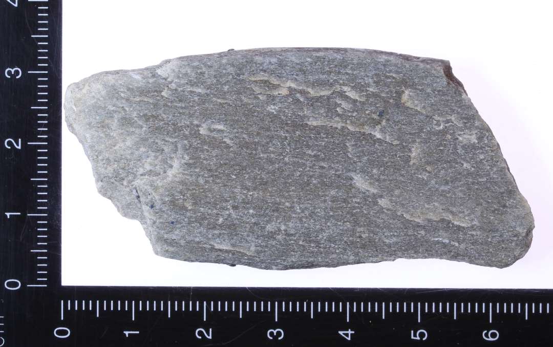 Fragment, l. 6,5 cm brud i den ene ende samt langsgående brud