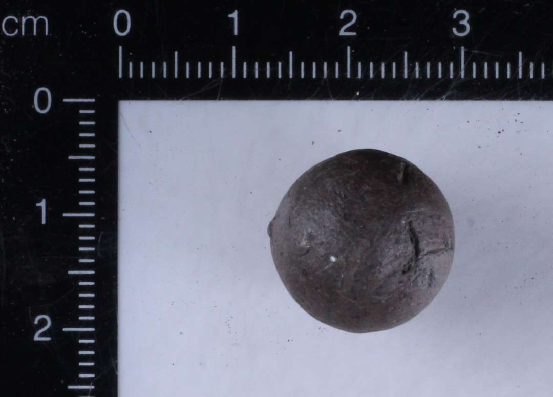 'Marmorkugle' af hårdtbrændt ler, dia. 18 mm. 