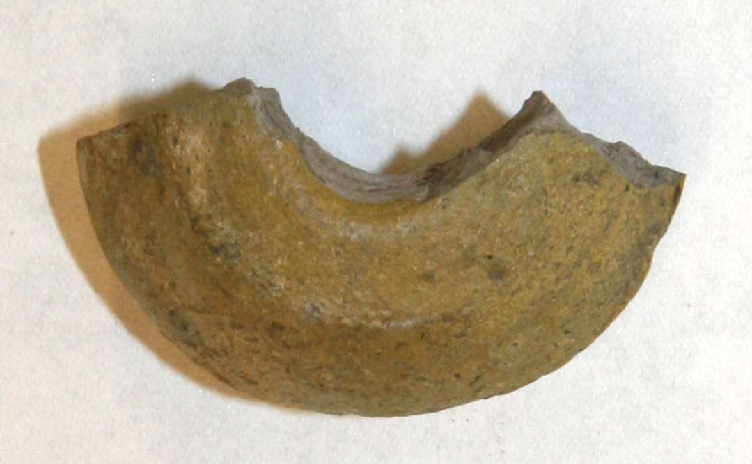 1/2 tenvægt i stentøjsgods, lidt af hullet bevaret, dobbeltkonisk men med flade ender, partiel saltglasur.