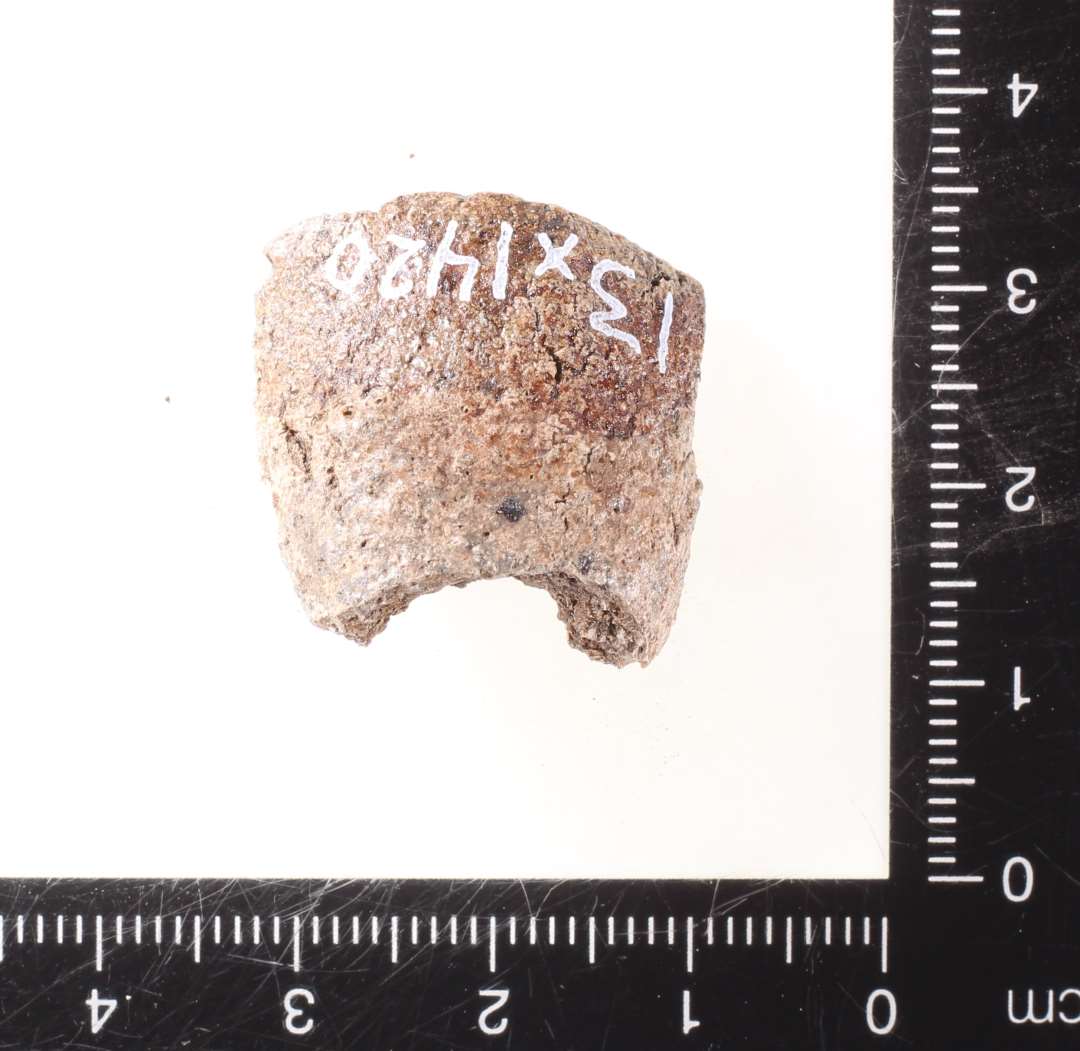 Fragment af lille digel brugt til guldsmeltning/smeltning af guld til forgyldning. Mundingsdiameter ca. 3 cm. Meget små rester af guld på indersiden. En anden, spinklere og mindre digel end til bronzesmeltning