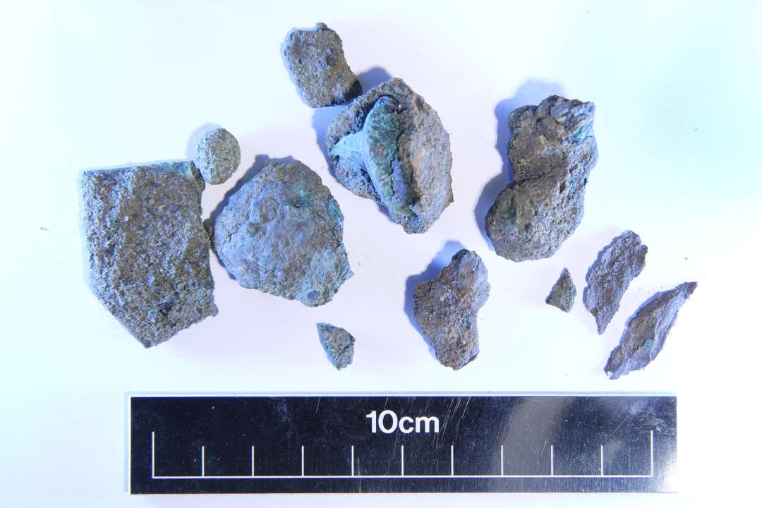 Klumper og fragmenter af jern eller bronze.