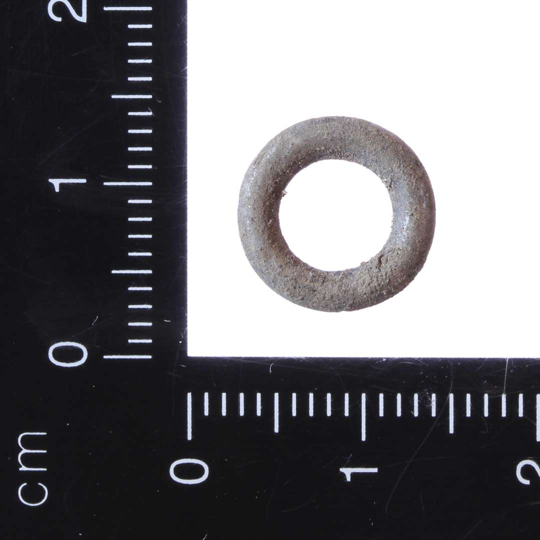 Lille ring. Ca. 1 cm i diameter. Muligvis til pynt på dragt. Snørering/malle?