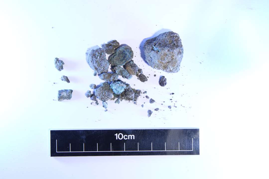 Små fragmenter af kobberlegering.