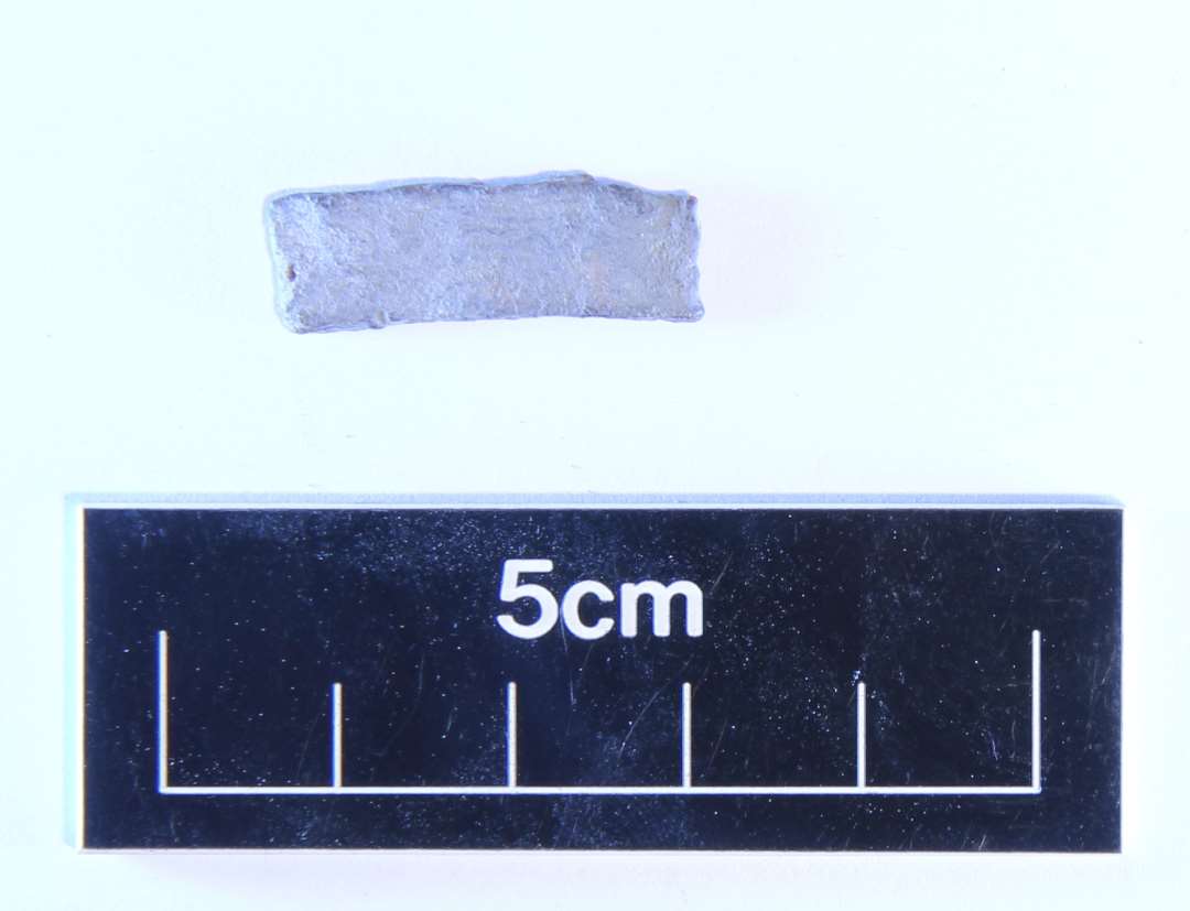 Ca. 3 x 0,5 cm plade af bly.