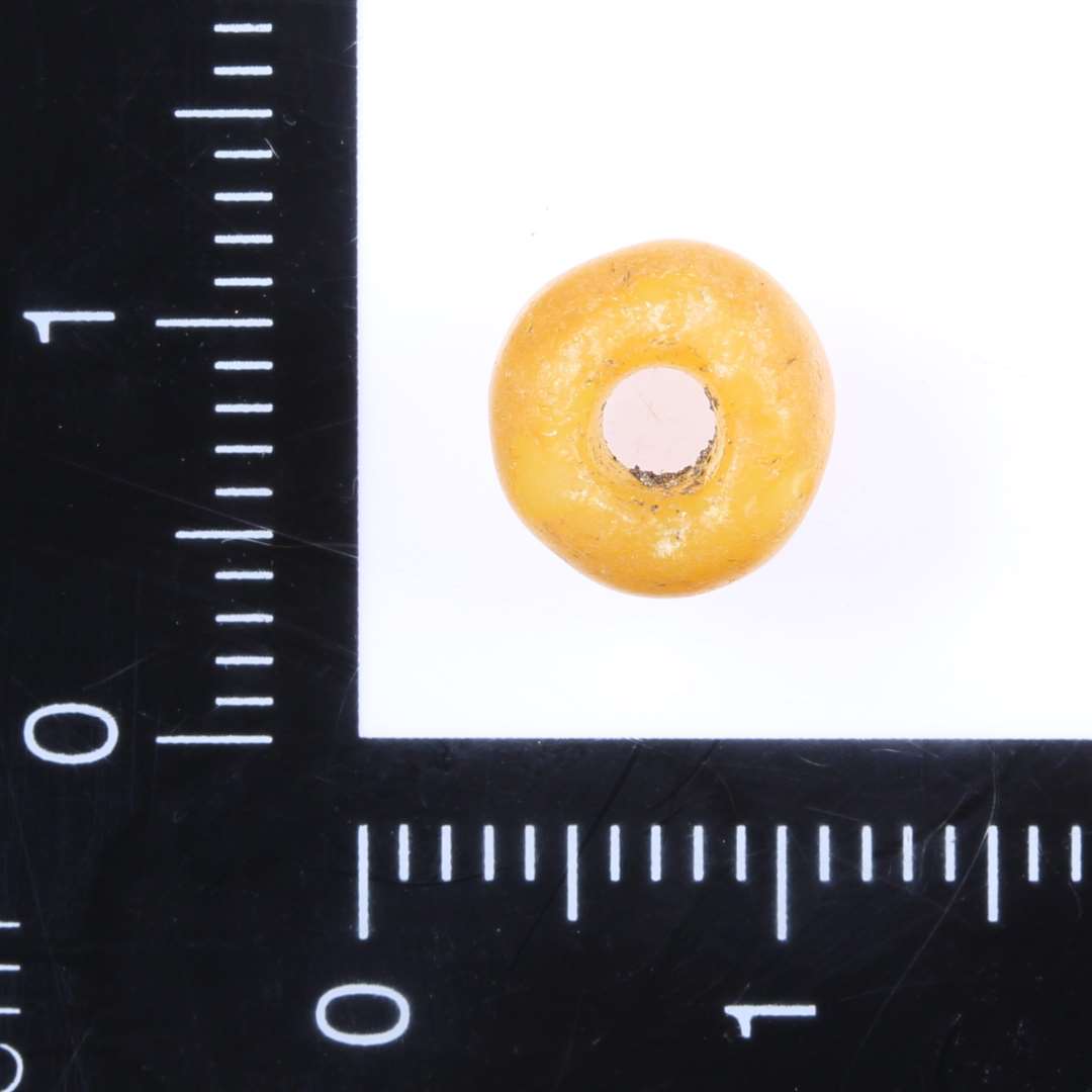 Ravperle. Ca. 0,7 cm i diameter.