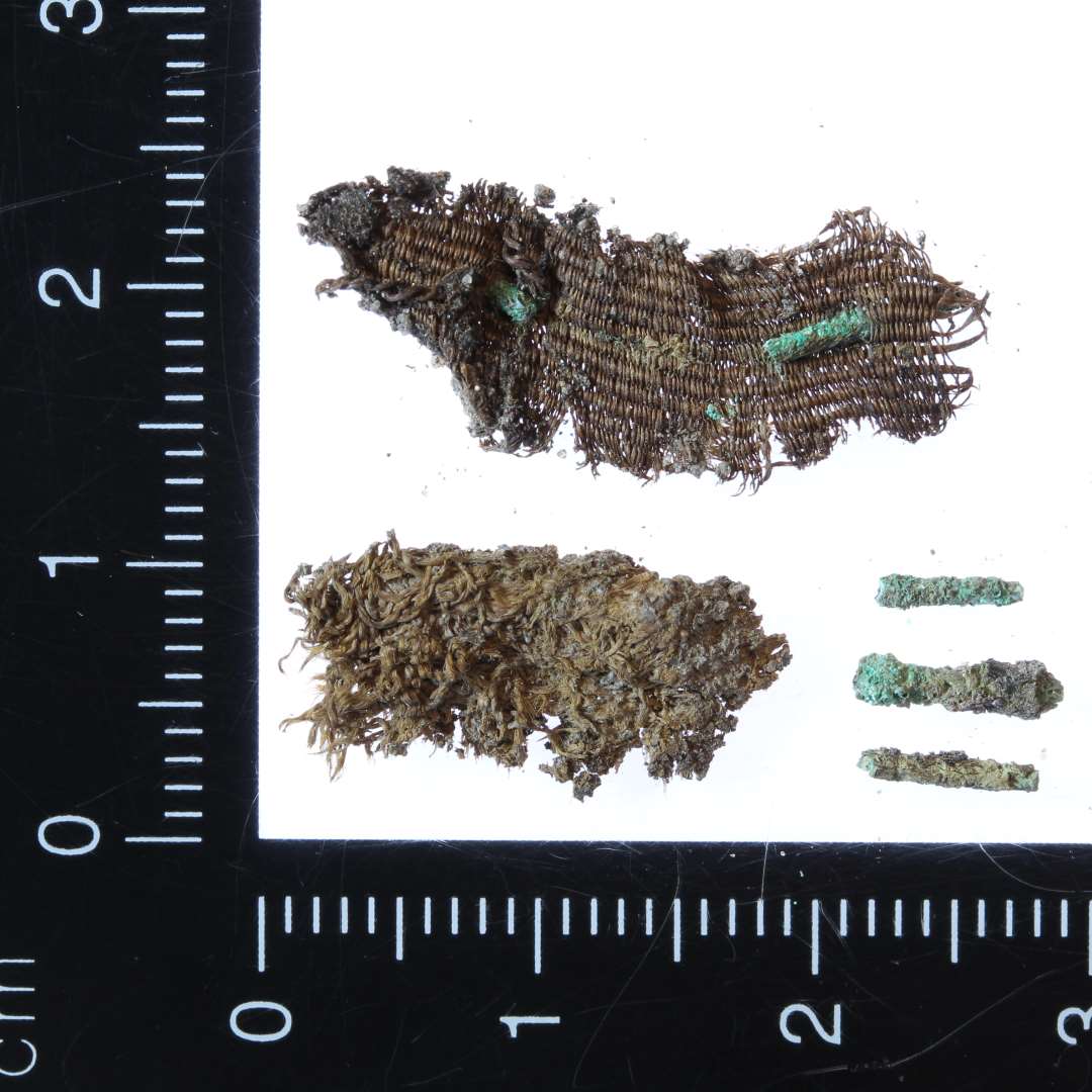 Bronzenåle,(samt hår og tekstil fra hovedlin). 