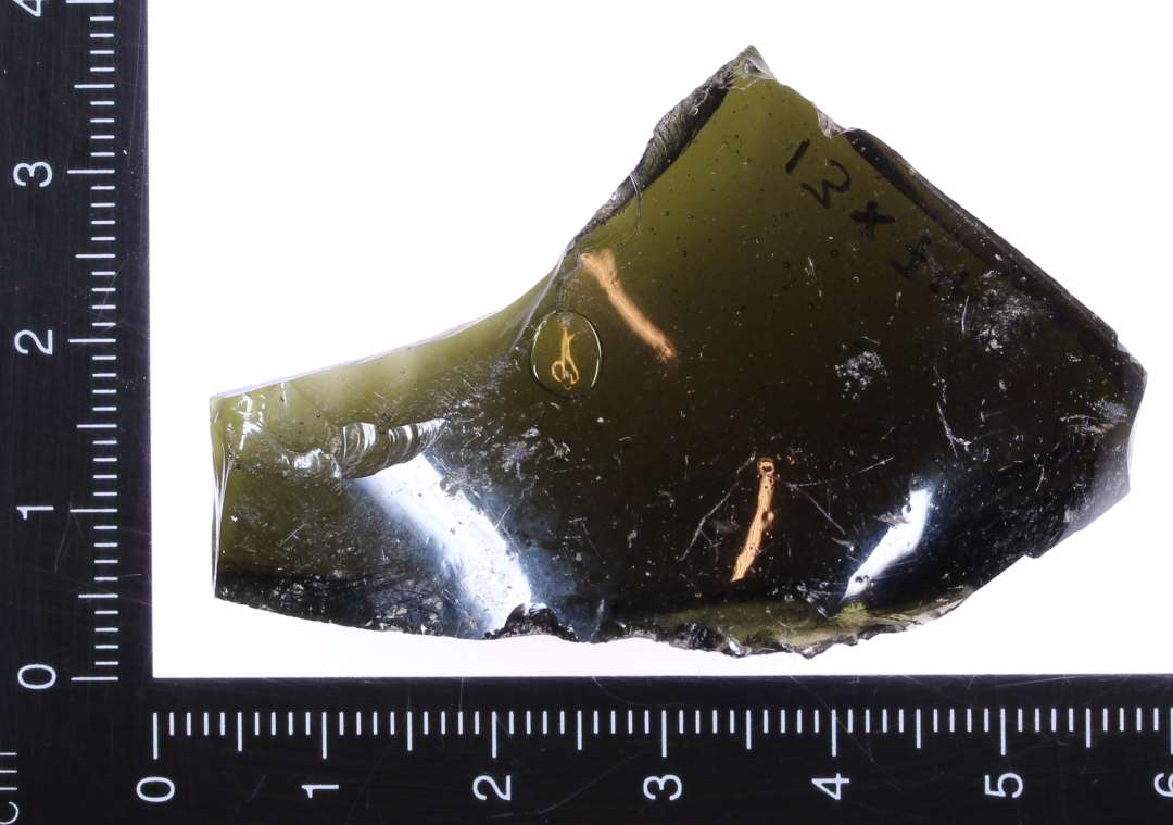 0,3-0,5 cm tykt mørkt grønt flaskeglas