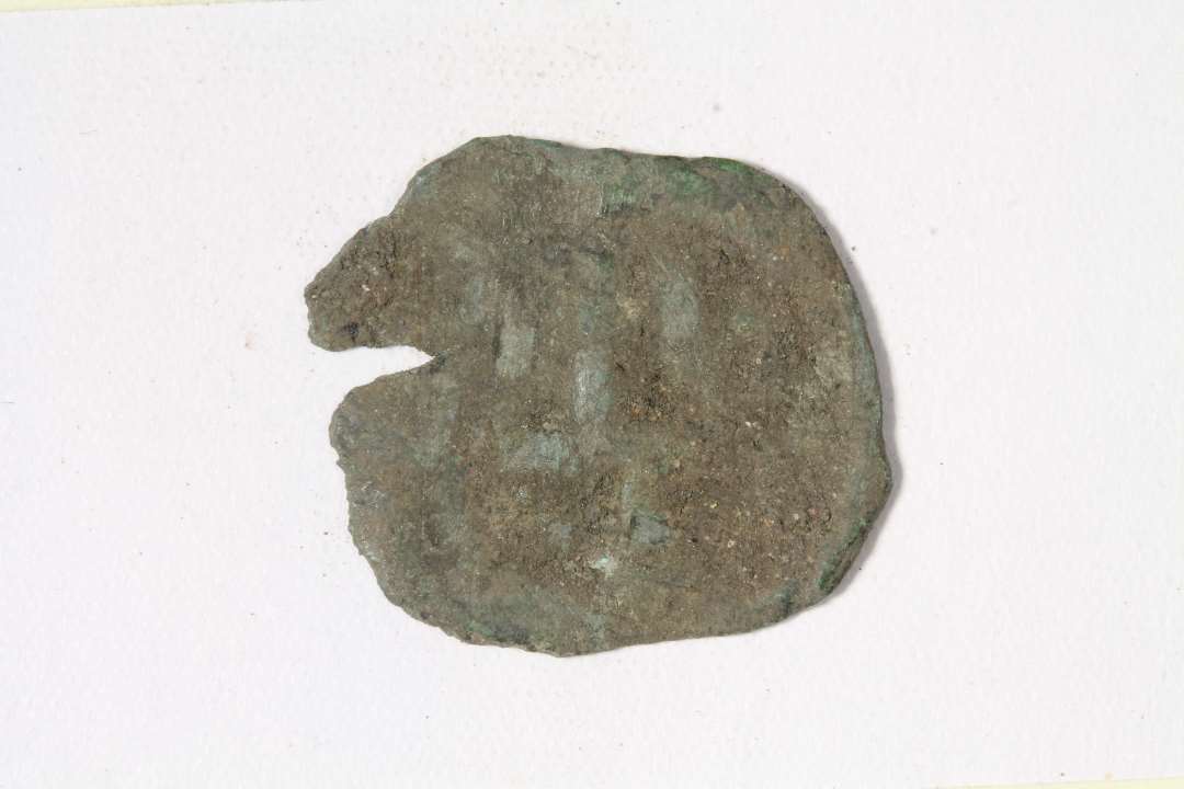 Penning, 1286-1360, MB, kraftigt korroderet 