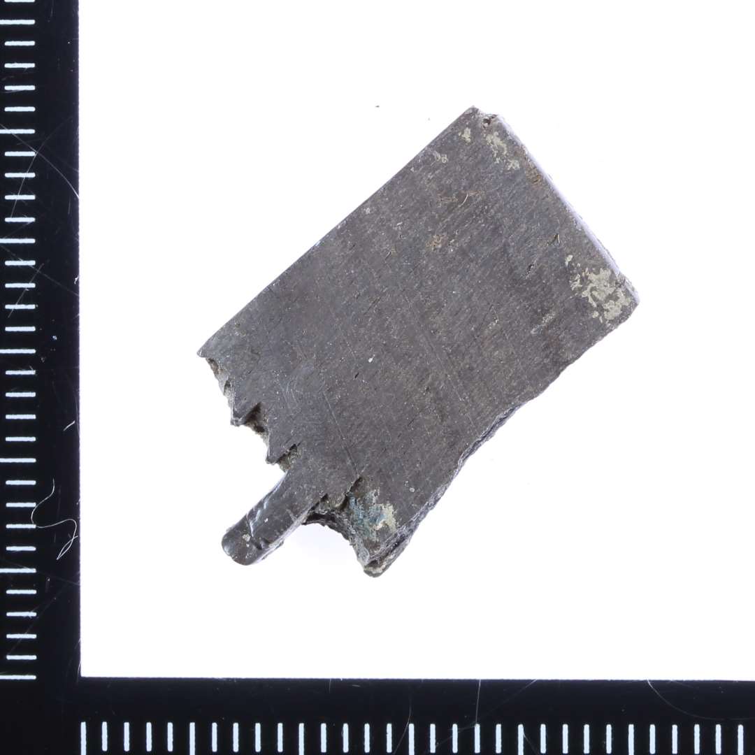 Fragment af savet benkam. 1,6 x 1,0 cm. Rester af tænder.