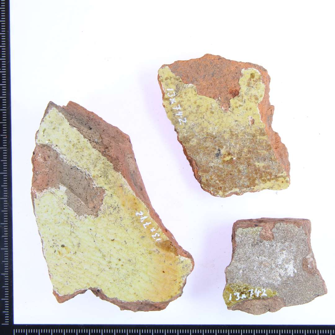 3 fragmenter med gullig glasur på oversiden. Samlet vægt: 157 gr.