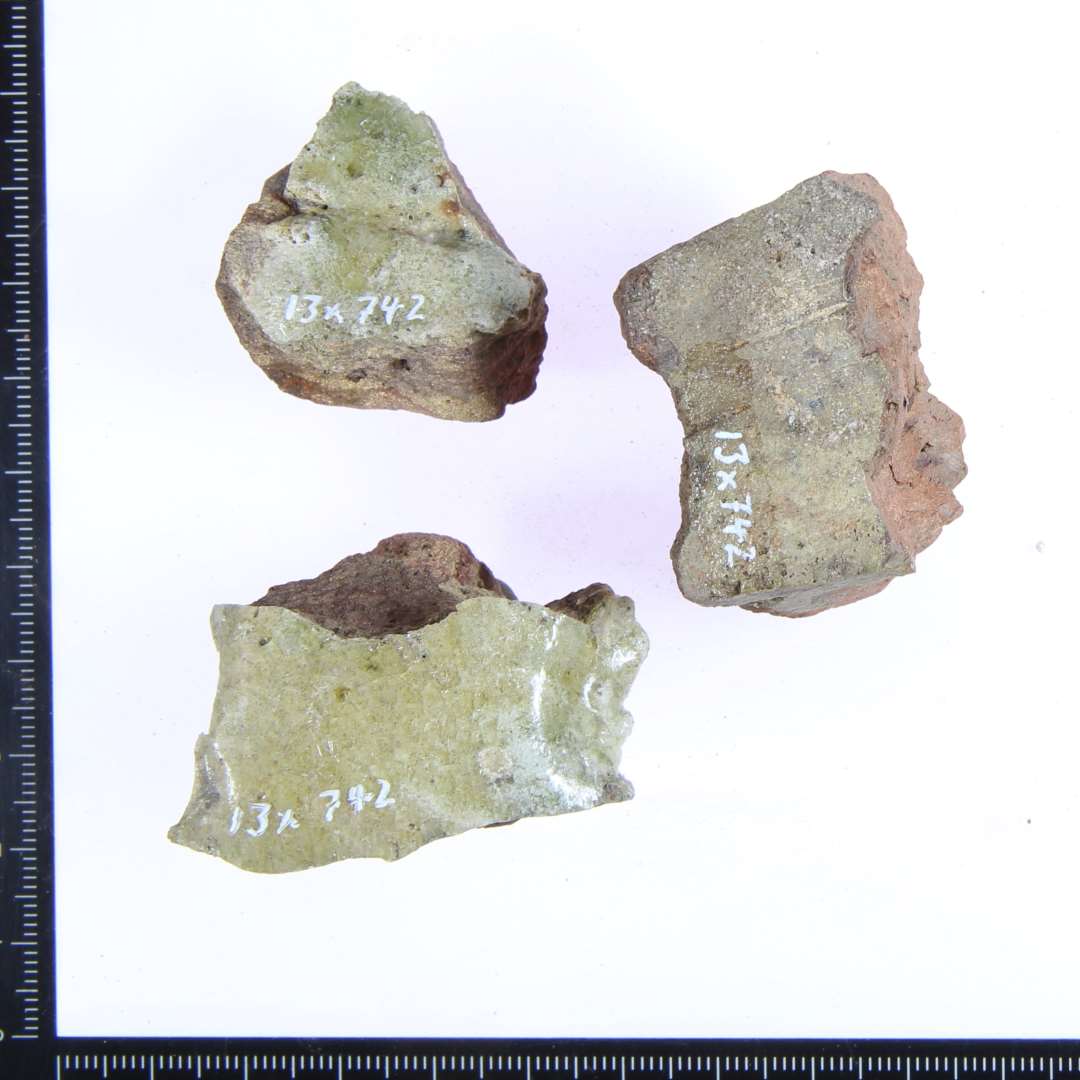 3 fragmenter med lysegrøn glasur. Samlet vægt:76 gr. 
