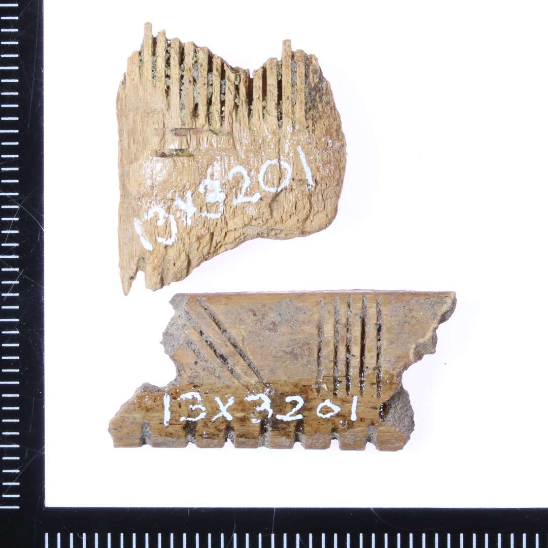 1 lille fragmenteret dobbeltsidet kam med dobbeltstribet ornamentik samt 1 fragment med stribeornamentik. 