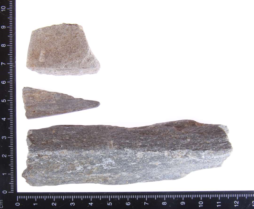 1.Trækantet aflangt tilhugget granitstykke  Længde: 10,5cm Bredde: 3,5cm 2. Mindre afhug 3. Lettere rundet sten