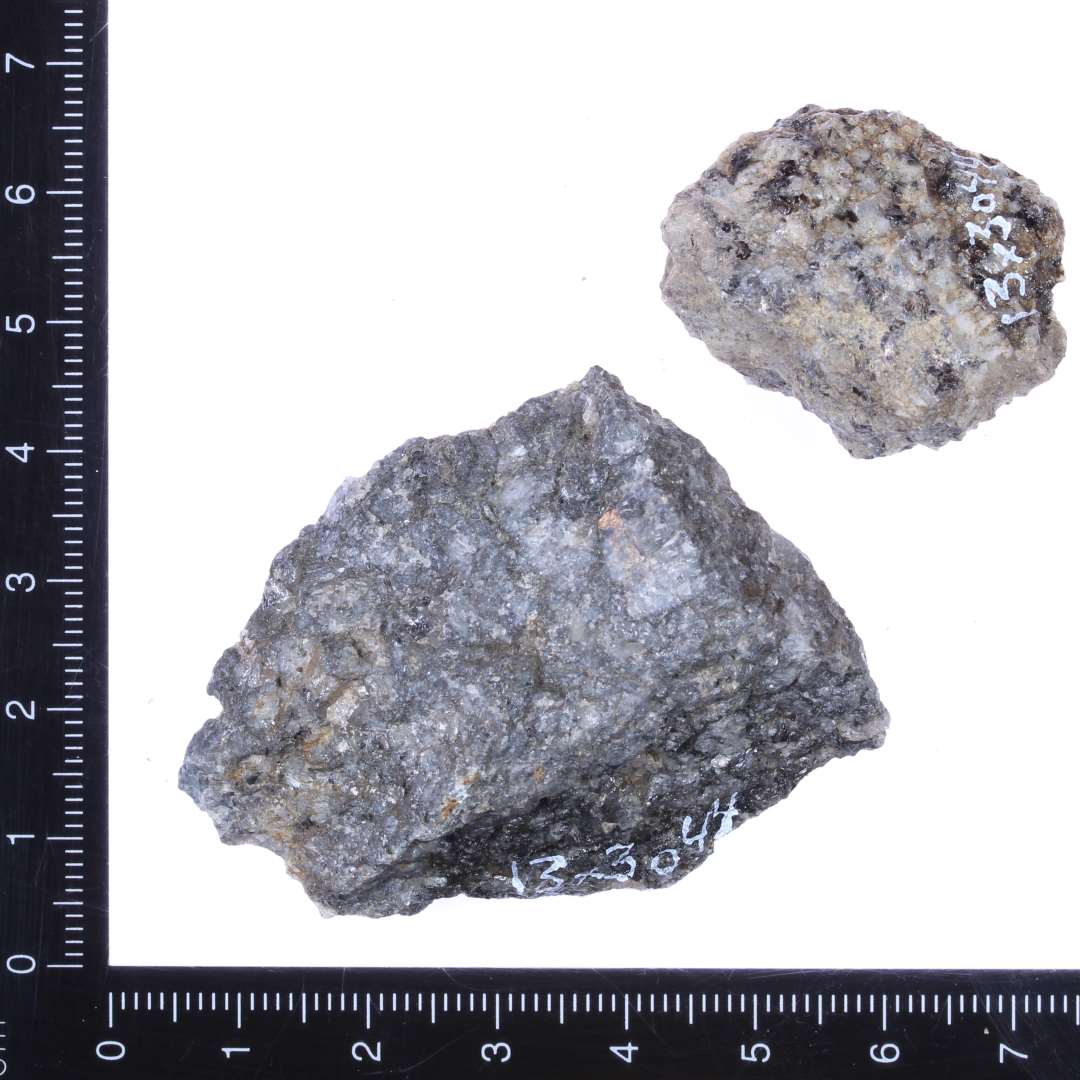 mindre stykker afhugget granit