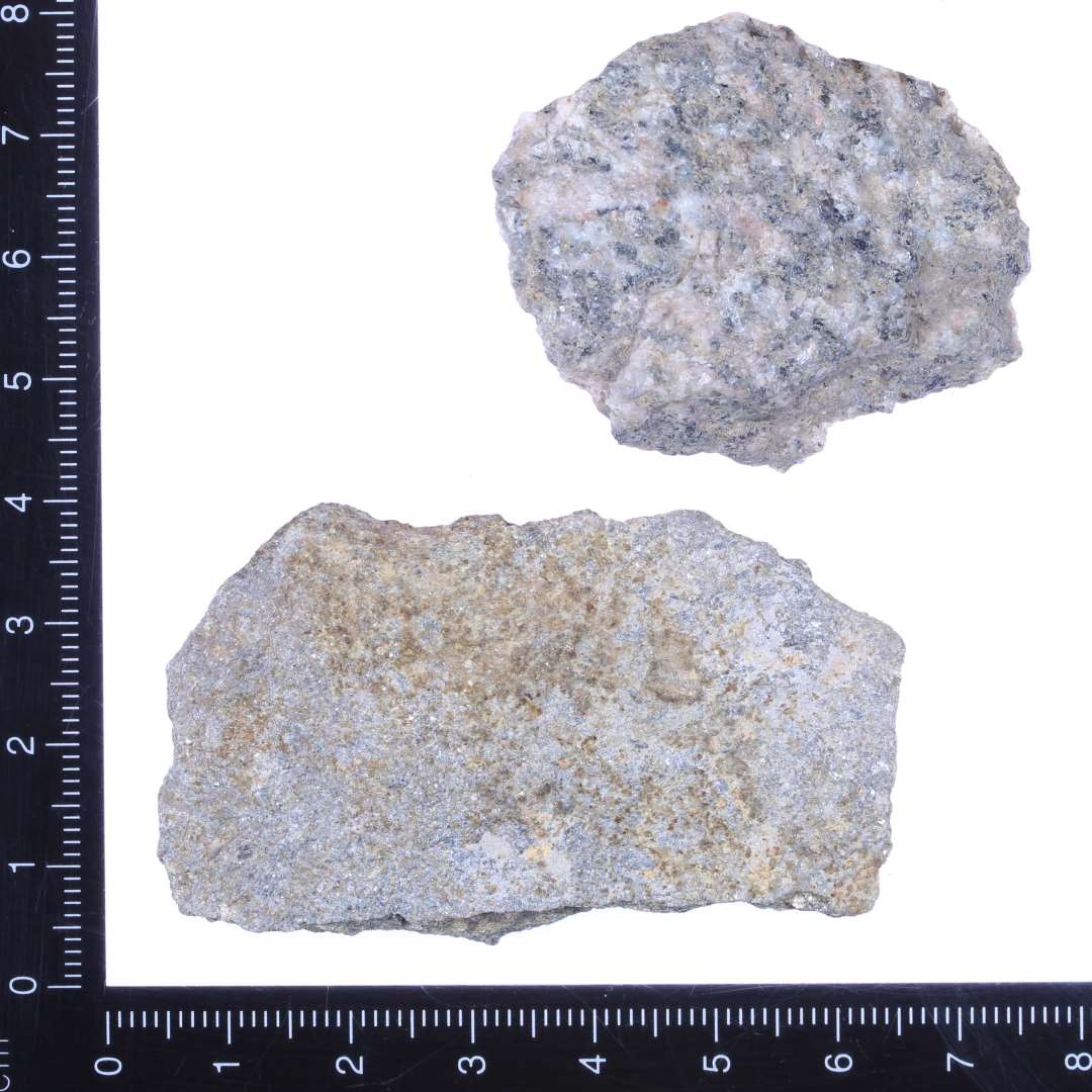 1 stk. granit og 1 stk granit/skifferligende genstand med små krystaller