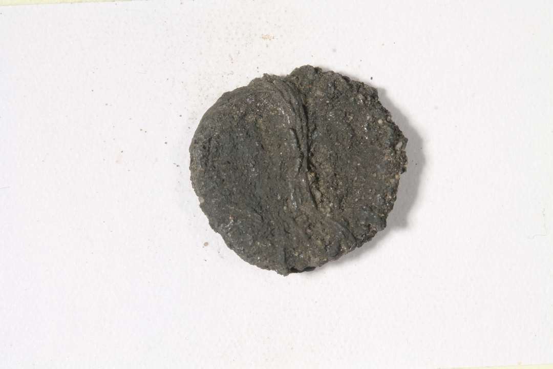 Stak med min. 7 mønter, lille blanket, inkrustation, kors m. prik i korsarm

Størrelse og bagsidepræg ligner Svend Estridsen, Viborg, Hbg. 62.