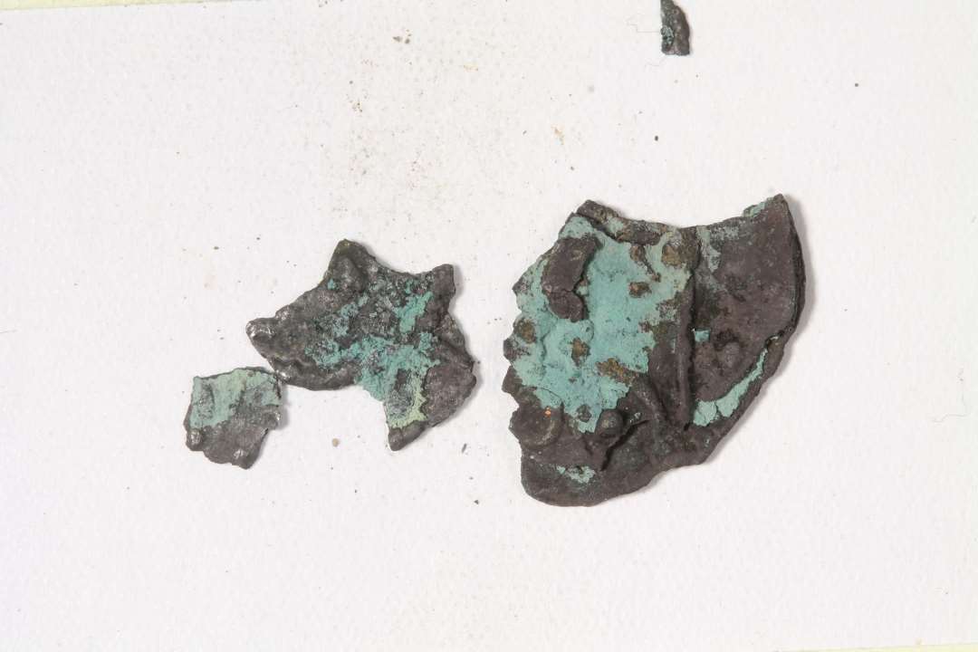 Møntfragmenter med rester af præg. Ret stort sølvindhold.  Rx 122.
Penning, 1286-1360, MB, 2 store sammenkorroderede fragmenter, mange små fragmenter
