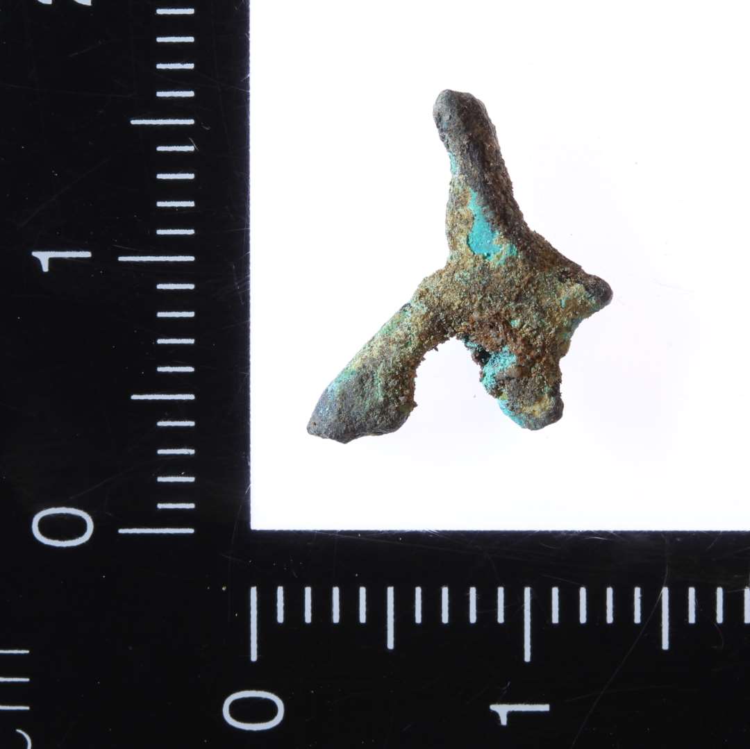1,5x1,5 cm fragment af bronze-fibula/spænde.