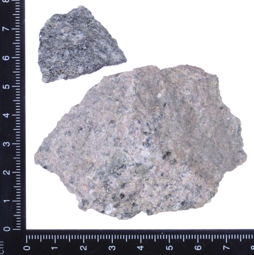 2 stk. afhugget granit.