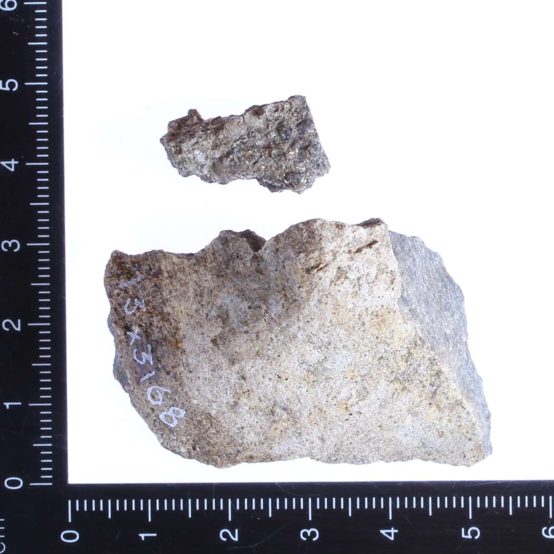 2 stykker ukendt sten 1: mindre porrøst stykke med granater 2: større stykke, minder lidt om granit uden granater