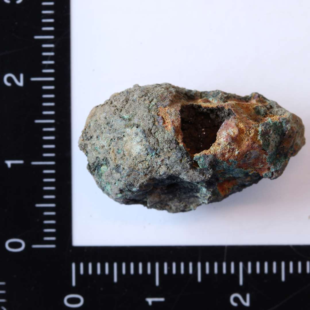 Ca. 2,5 cm lang hul kobber/bronze klump/skal. 