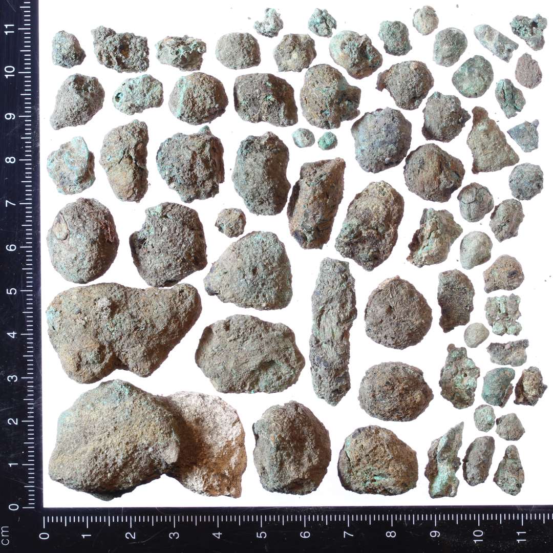 Små fragmenter af smelteaffald/bronzefragmenter