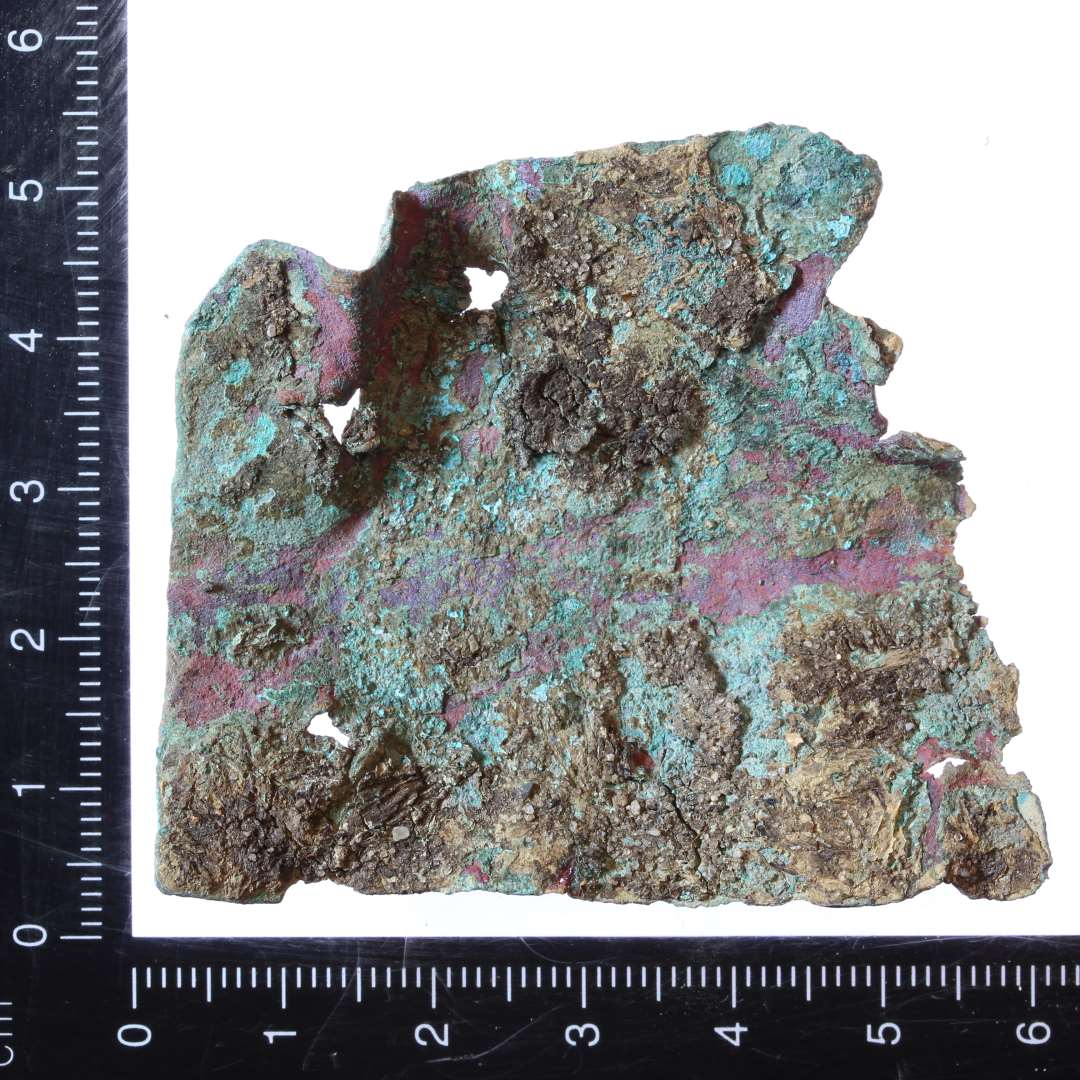 Større fragment af tynd kobberlegeringsplade. 5x5 cm.