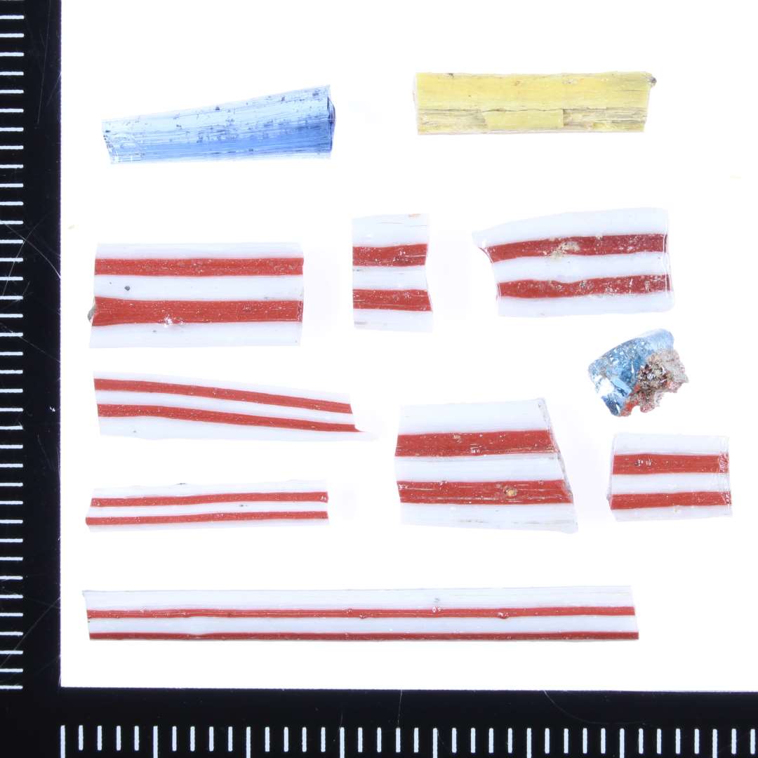 2gul, 1blå, 1blå m. rød, 8 blå m. rød+gråhvid striber.