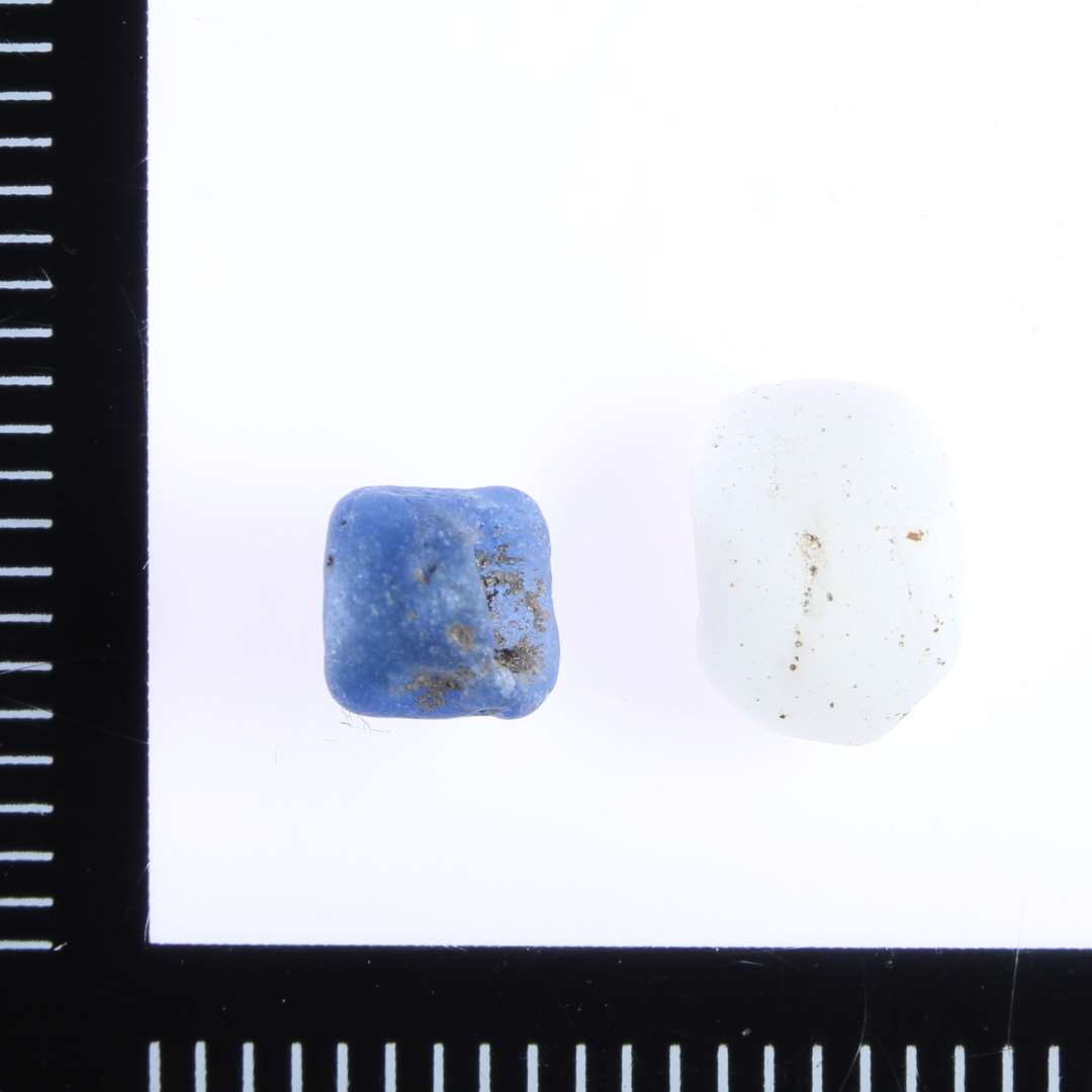 Glasperler
1 blå/ hel, 1 gråhvid/ fragment.
