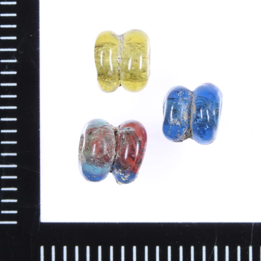 Sammensatte perler, hver med to segmenter:
1 blå, 1 rød, 1 gul, alle tre hele.