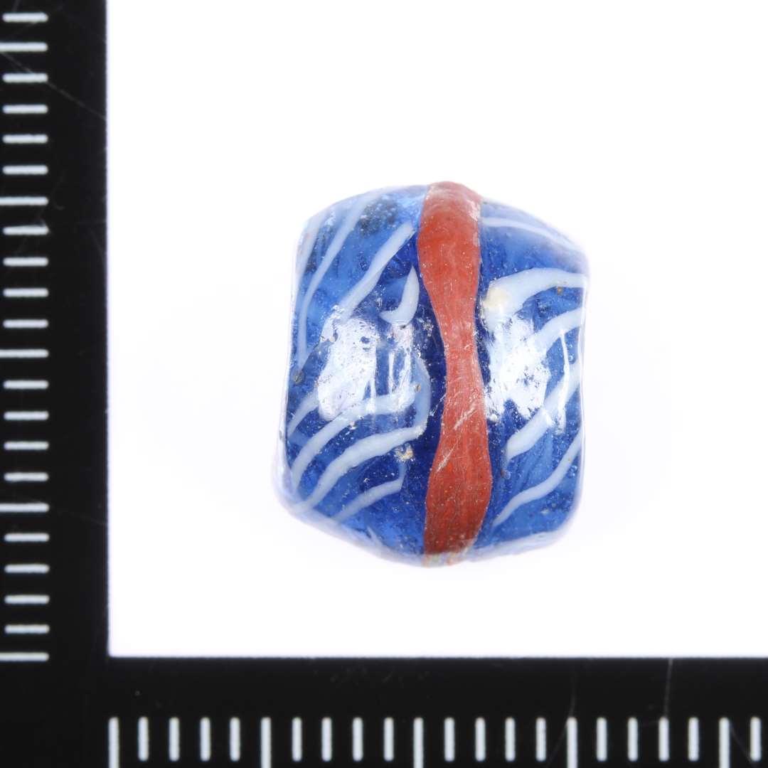 blå m. rød+gråhvid/ fragment.