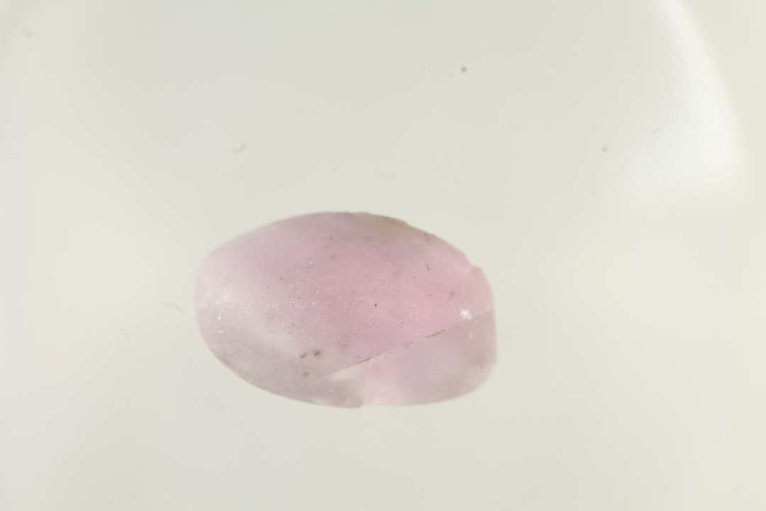Fragment af oval perle af ametyst.