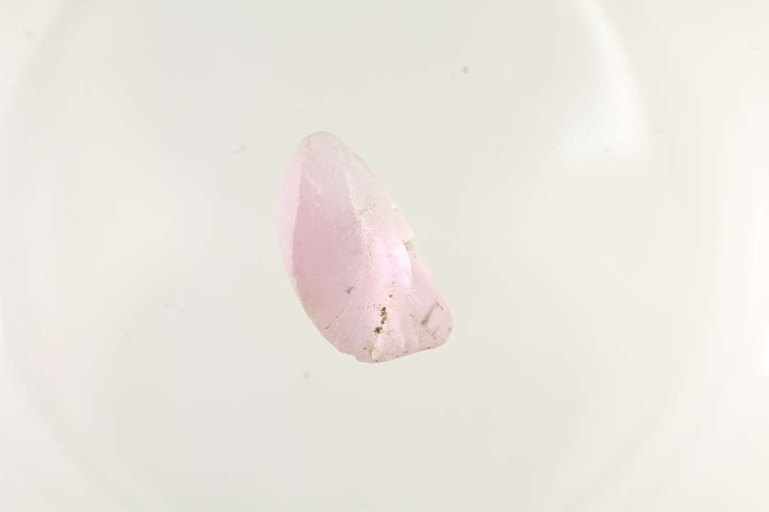 Fragment af oval perle af ametyst.