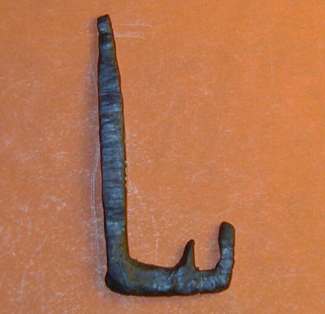 Ufærdig (?) nøgle, vinklet med to tappe, ingen grebende. Største længde 6,8 cm.