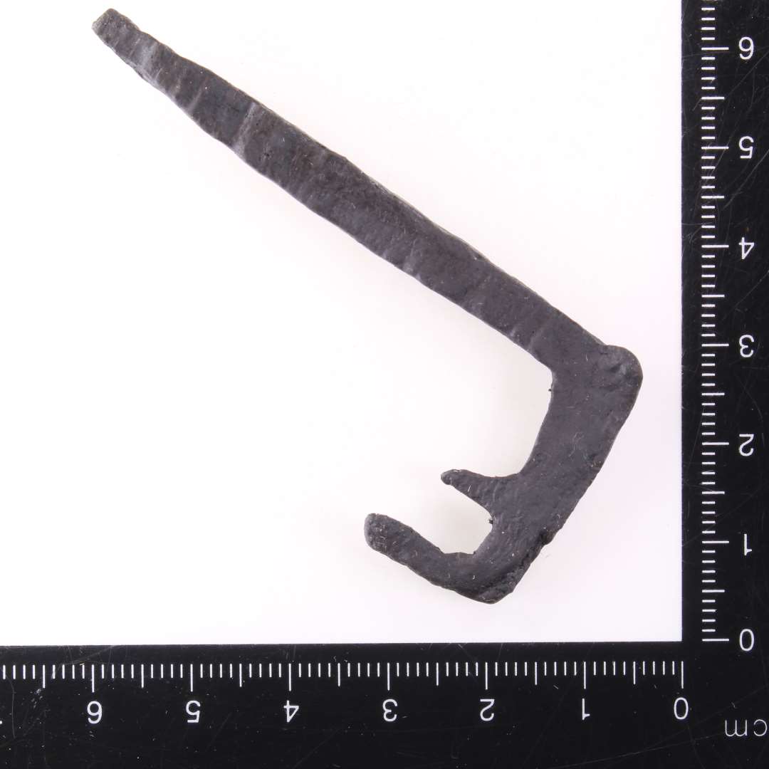 Ufærdig (?) nøgle, vinklet med to tappe, ingen grebende. Største længde 6,8 cm.