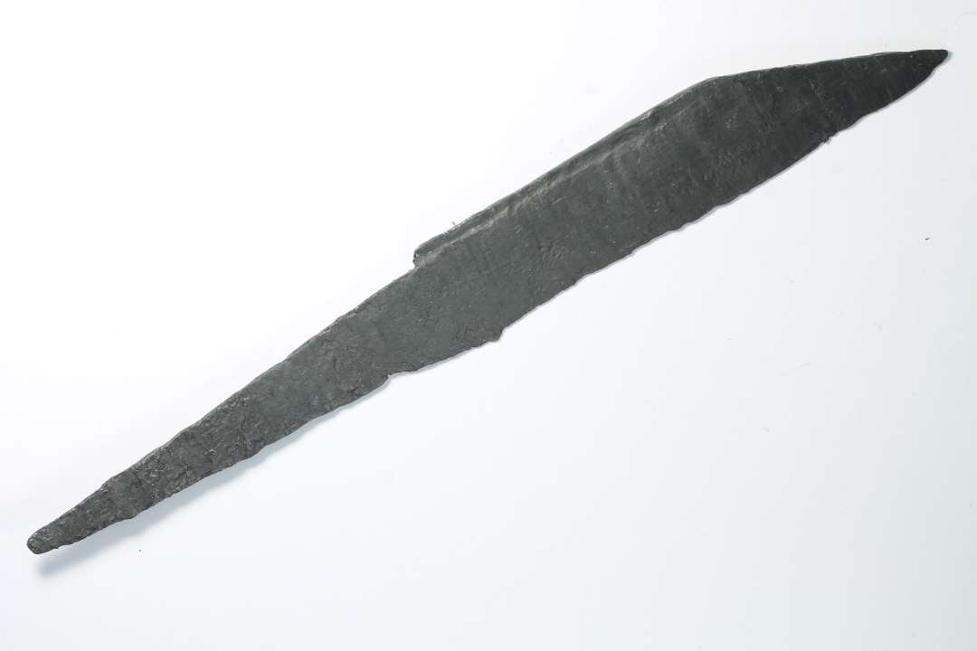 Flot jernkniv, med 'blodrille' langs knivryggen på begge sider. Samlet længde 12,9 cm, heraf bladet 7 cm.
