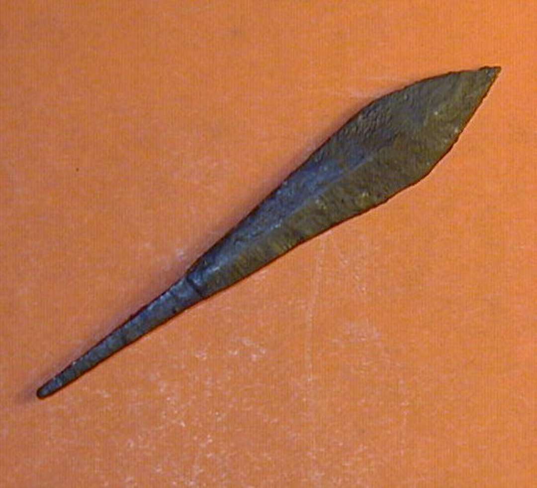 Blad-formet pilespids med 'stilk', særdeles flot. Samlet længde 8,7 cm, bredeste sted 1,4 cm.