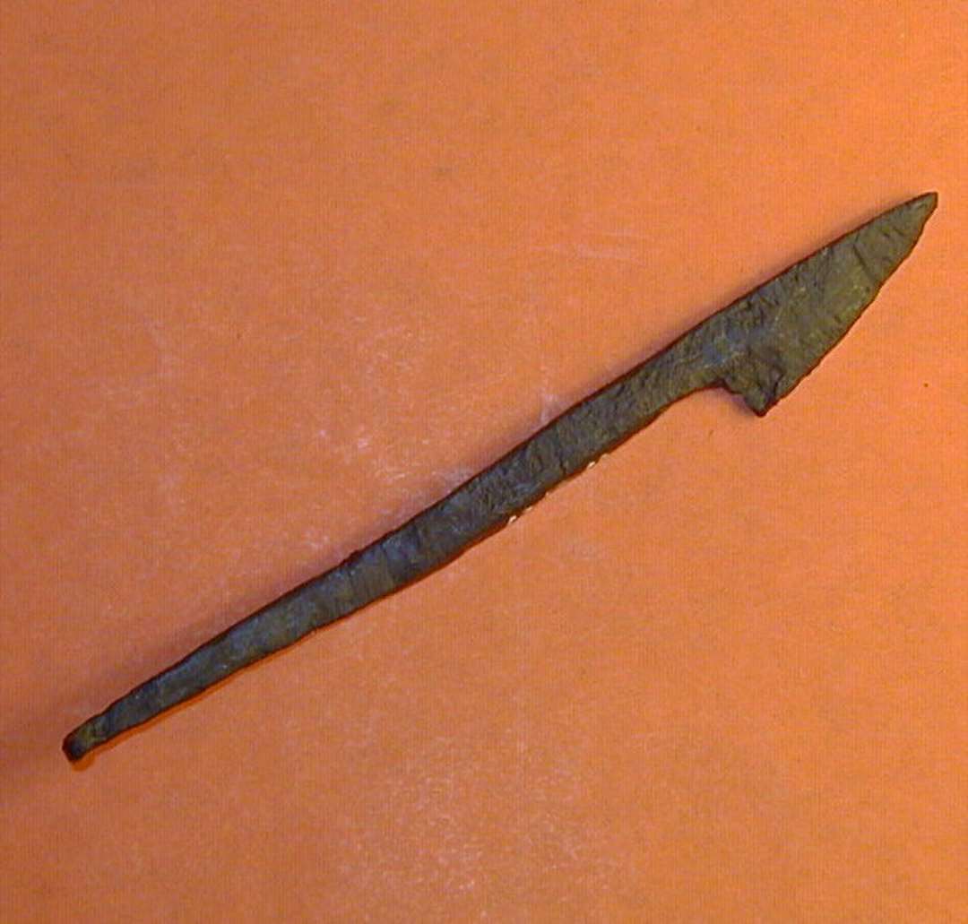 Kniv ?  Samlet længde 12,5 cm heraf bladet kun 3,5 cm. Bladet virket kraftigt og 'stumpt'. Grebstangen er vinklet fdor enden. Antagelig en kniv med et særligt formål.