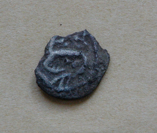 Sceatta, Wodan/monster, Ribe Studier 1357.10a
Antagelig bagsiden af samme mønt som 1357x69.