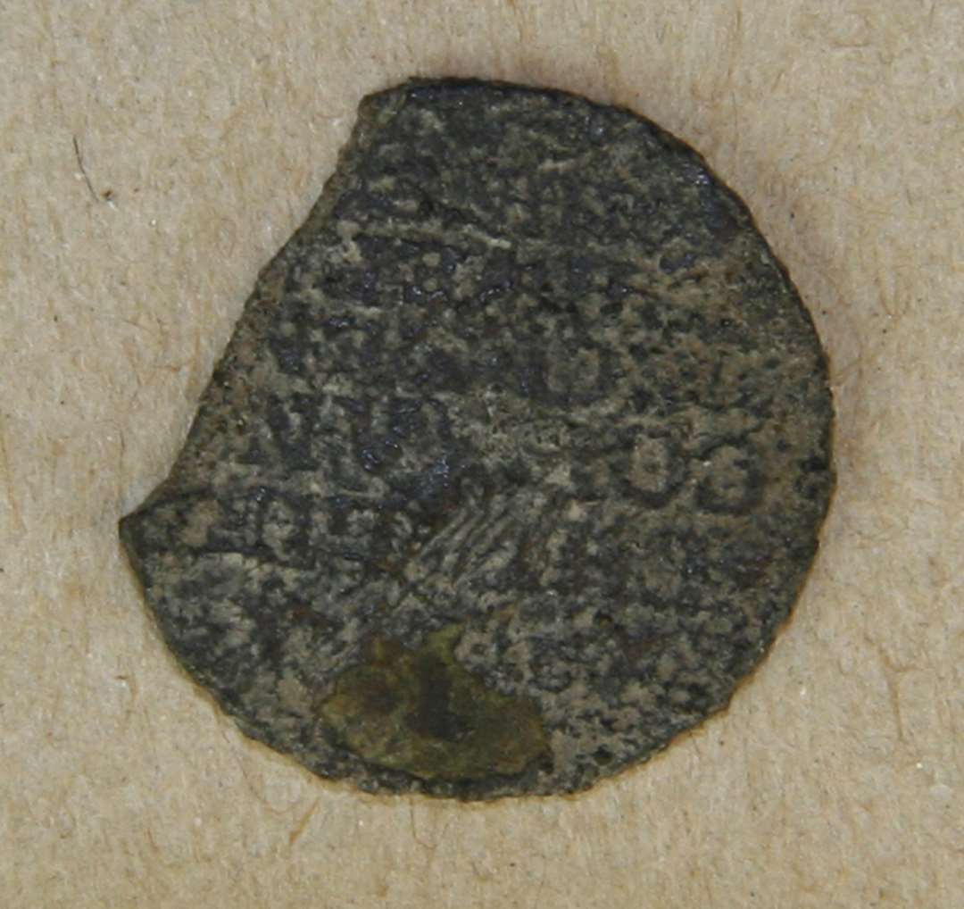 1 schilling courant scheide münze, 17-hundrede årene, fragmenteret. Diameter: 17mm.