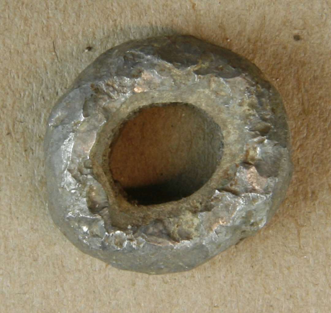 Tenvægt? af bly/tin? Ringformet med stort midterhul. diameter: 18 mm