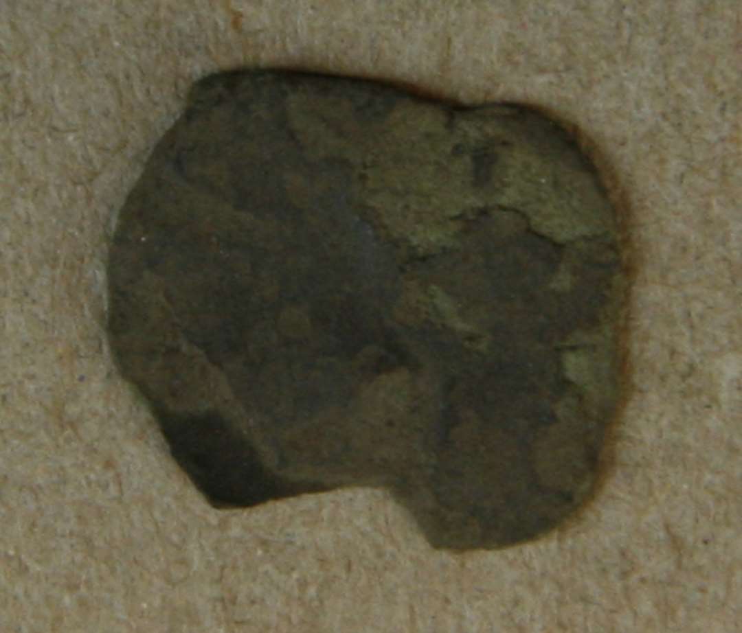 Borgerkrigsmønt. Mønten er en dansk penning, ubestemt type, omkring 1320-1340